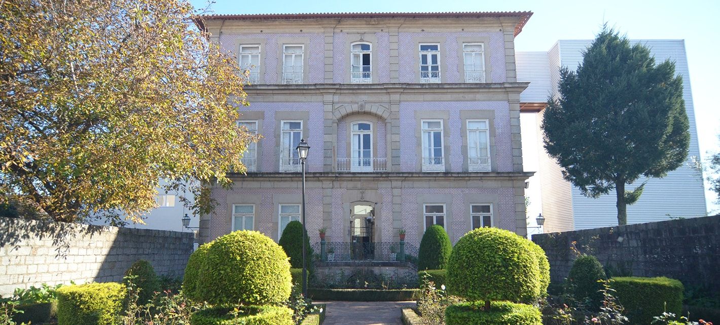 Fachada do Polo, com jardim