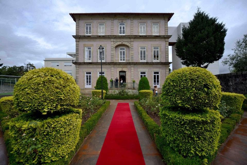 Fachada do Polo, com o jardim e uma passadeira vermelha até à entrada
