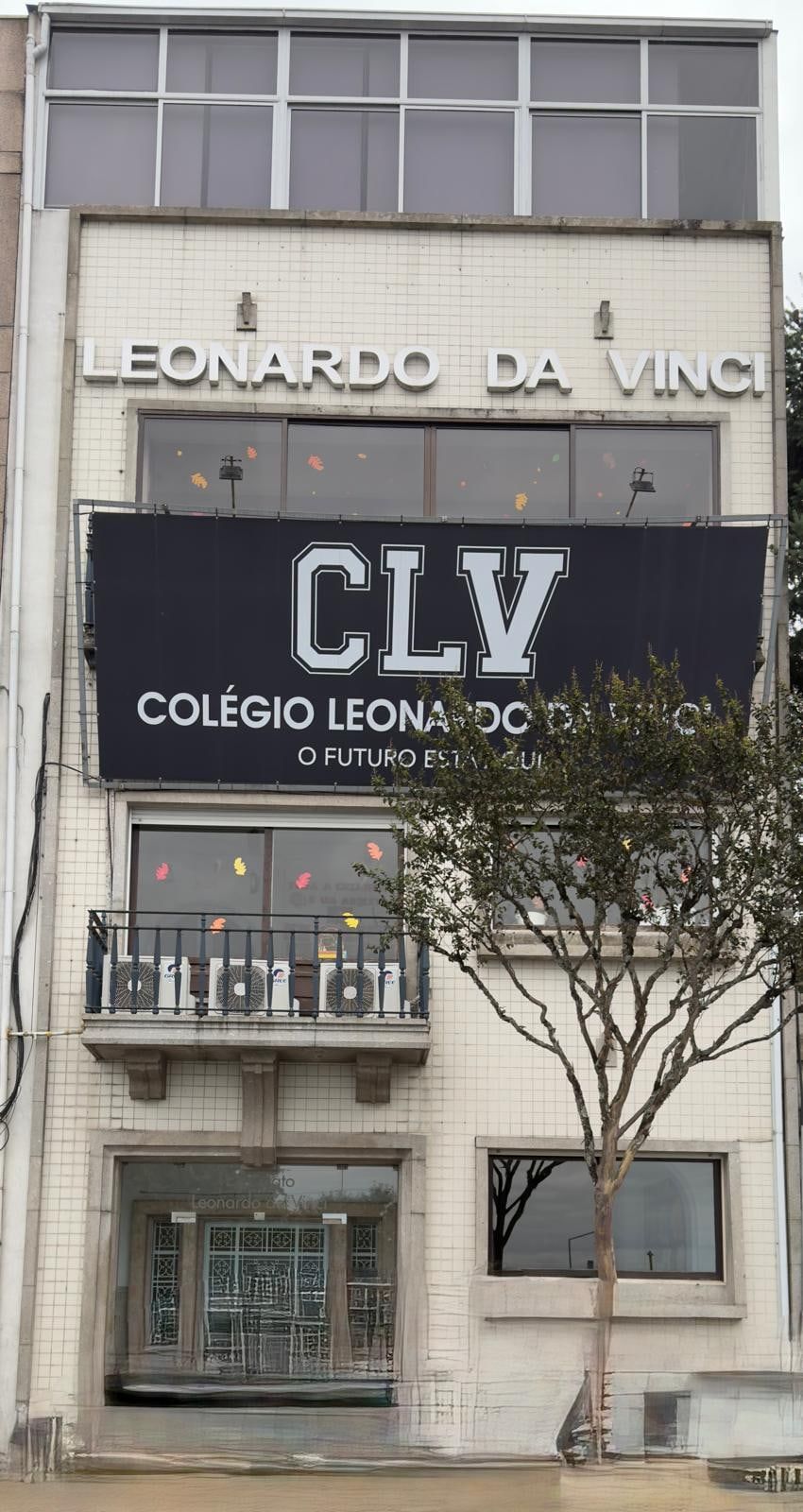 Fachada da Sede do colégio, com as letras Leonardo da Vinci e a faixa CLV
